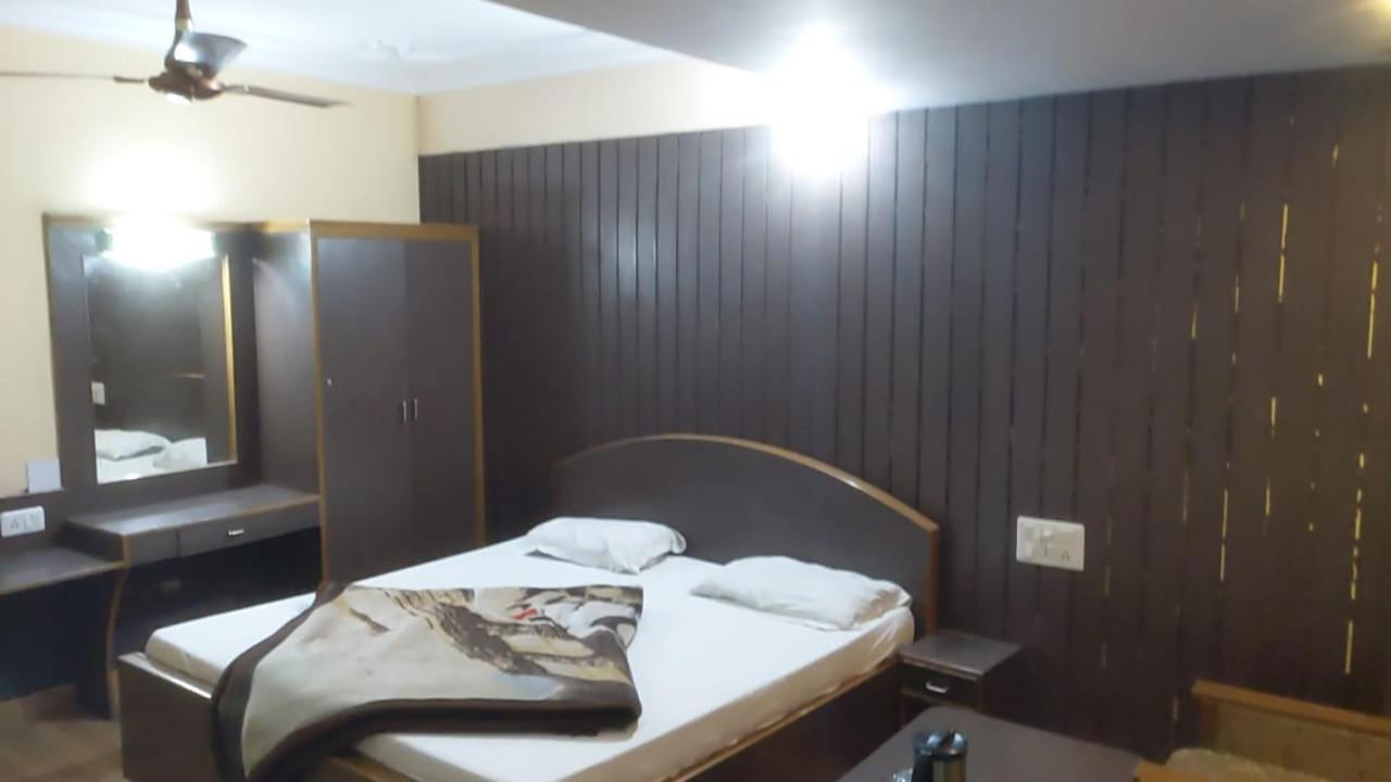 Hotel Raj Deluxe Харидвар Экстерьер фото